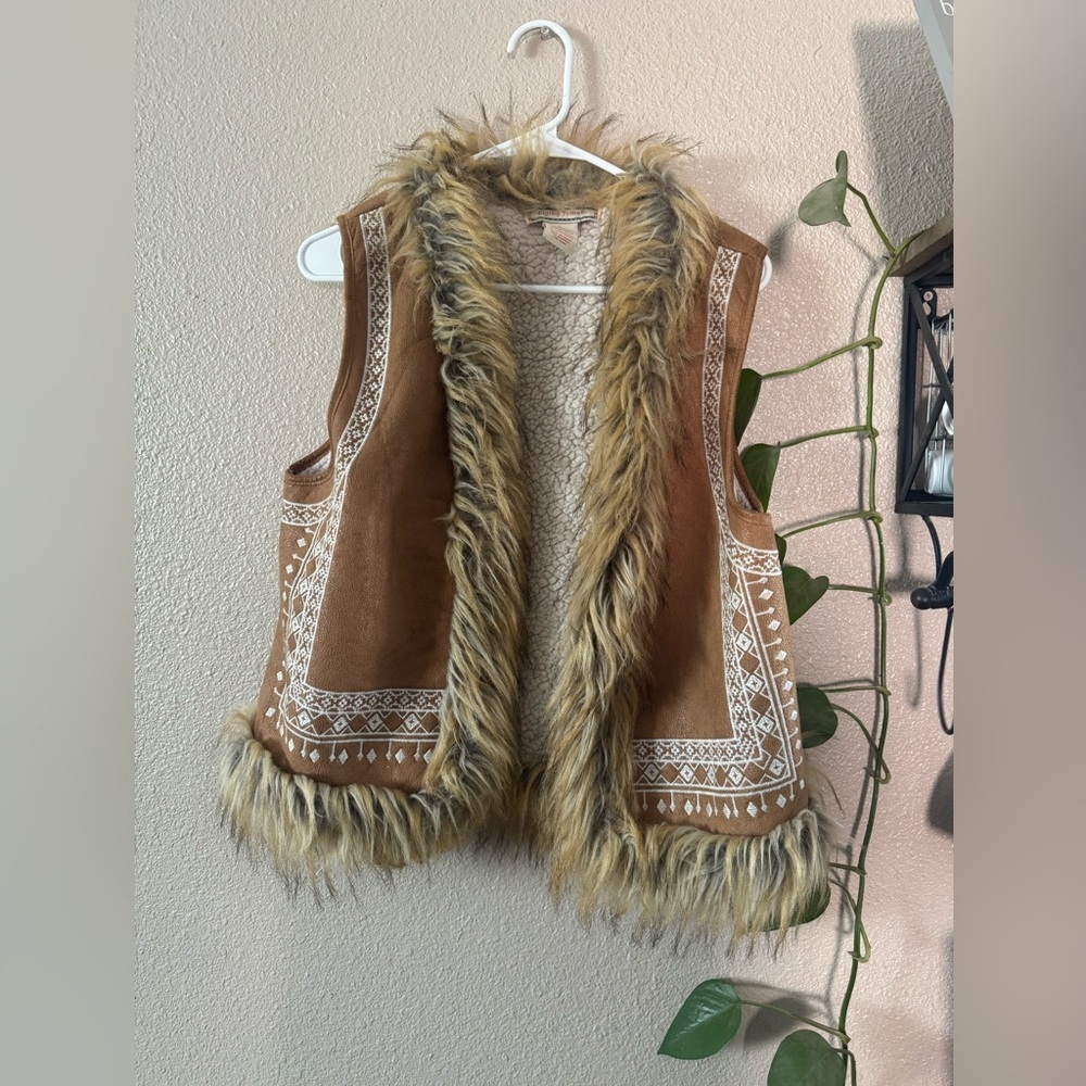 FLYING TOMATO Tan Faux Suede Faux Fur Vest - Picture 2 of 6